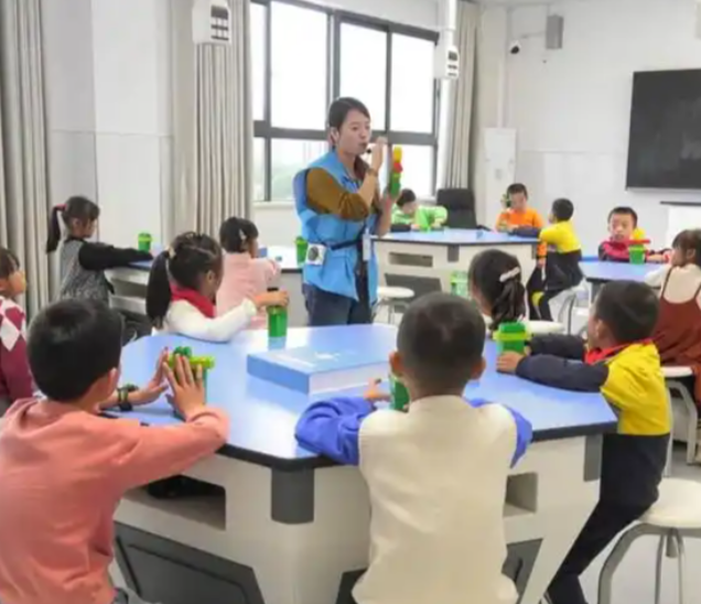 自由日活动让不同混龄班的幼儿在走班过程中相互学习互相帮忙 自由日活动让不同混龄班的幼儿在走班过程中相互学习互相帮忙